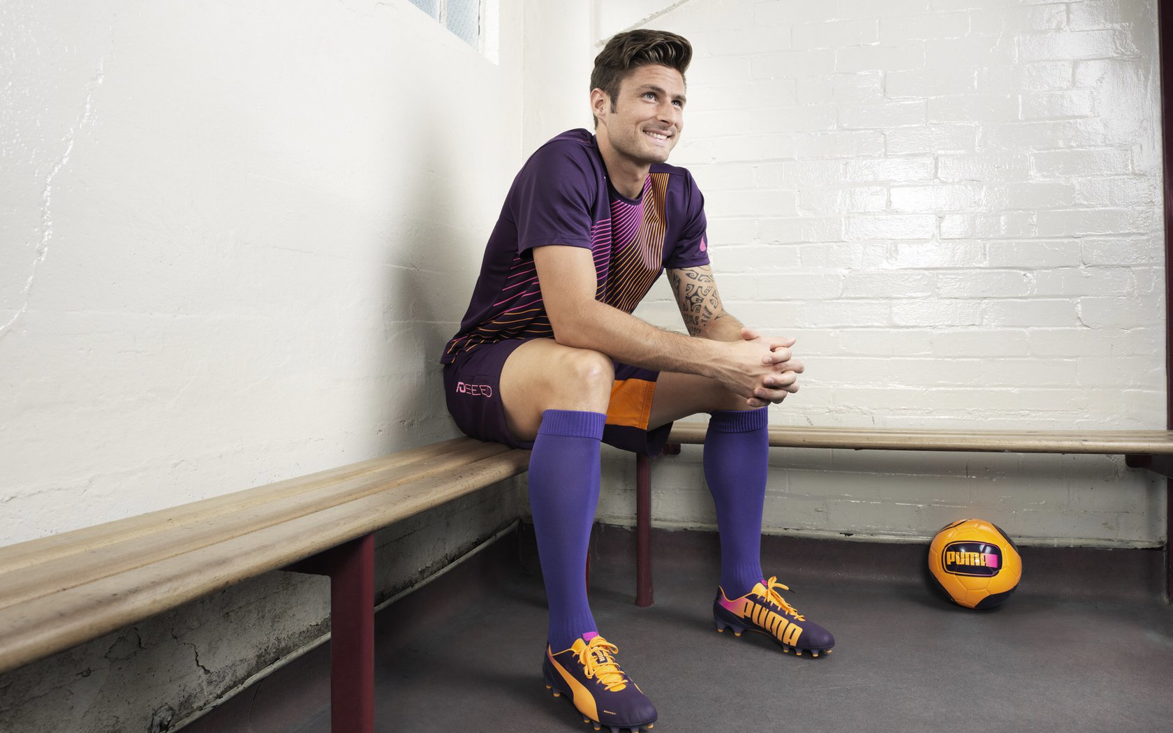 世界杯:宠物因主人看球激动大喊而惊慌逃窜的搞笑视频在网络疯传